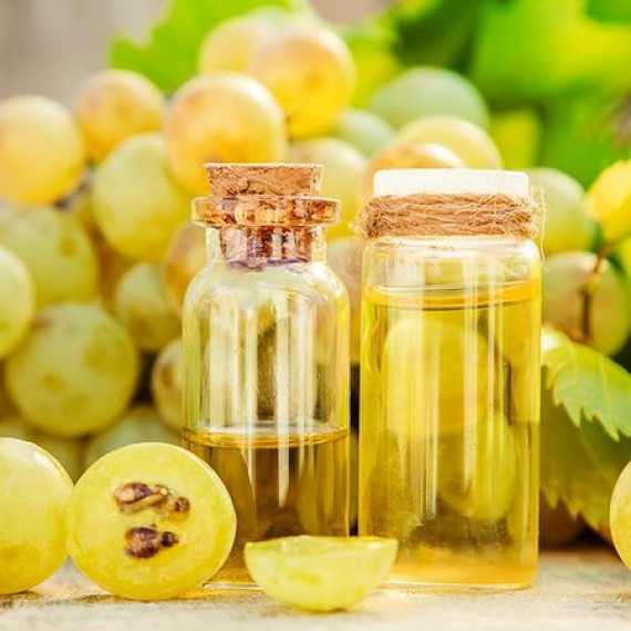 Grapeseed Oil for Hair: The Benefits, Uses